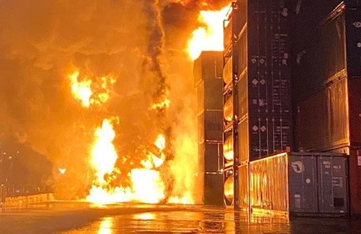 İzmir'de sanayi sitesinde yangın! 8 iş yeri 3 araç