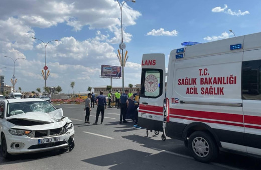 Şanlıurfa'da korkunç kaza! Otomobil durakta ki anne ve çocuklarına çarptı