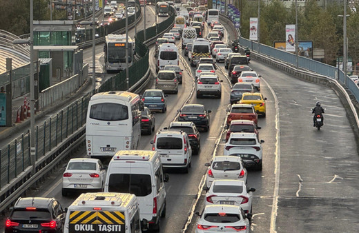 Okullar açıldı! İstanbul'da trafik adım adım ilerliyor, yollara bakın