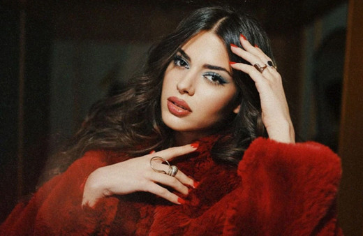 Derin Talu'dan sabırları taşıran hareket: Havalimanına bikiniyle geldi!