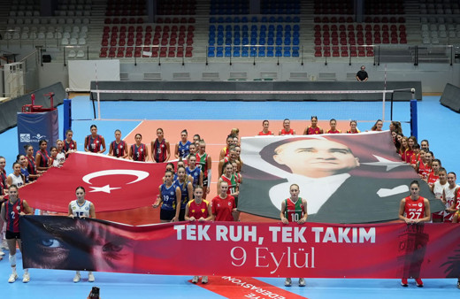 İzmir'in kadın voleybol takımları sahaya "tek ruh" çıktı