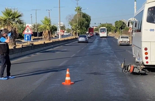 Aydın'da korkunç kaza! Midibüse çarpan elektrikli bisikletteki 2 kişi yaralandı