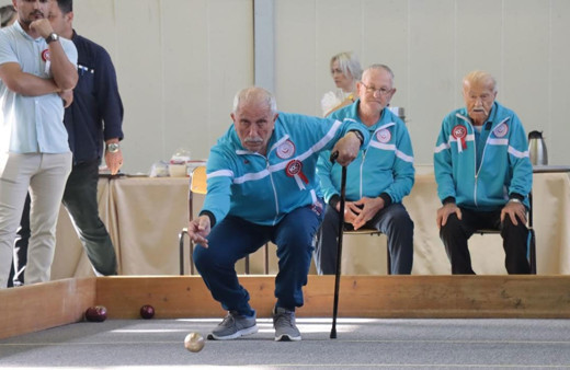 İstanbul'da düzenlenen Huzurevleri Arası Bocce Turnuvası'nda şampiyonlara kupaları verildi