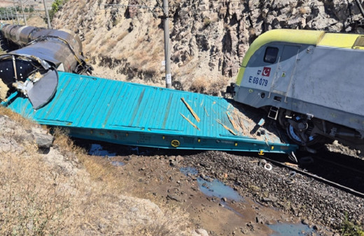 Malatya'da iki yük treni çarpıştı! Kazada makinist yaralandı