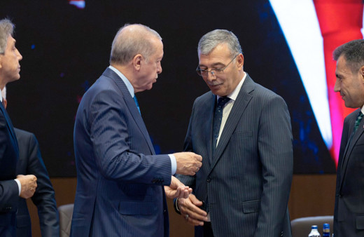 İki belediye AK Parti'ye katıldı rozetleri bizzat Cumhurbaşkanı Erdoğan taktı