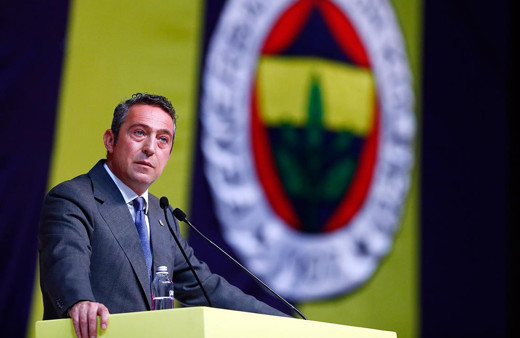 Ali Koç konuşma yaparken dengesini kaybetti yere düştü, o anlar korkuttu!