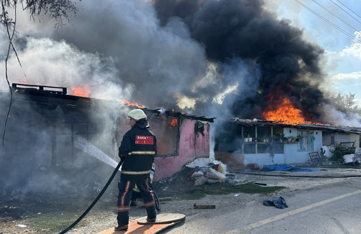 Sakarya'da kavga! Ateşe verilen 4 ev kullanılamaz halde