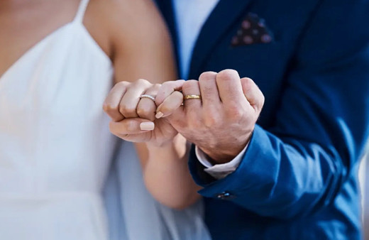 Eski köye yeni adet: Erkekler eşlerinin soyadını alacak