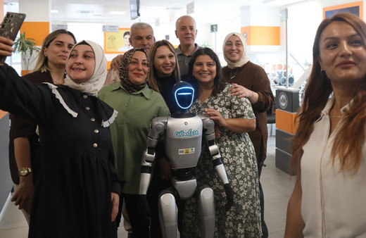 Samsun'da nüfüs müdürlüğünde insansı robota kimlik verildi