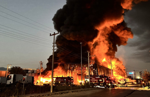 Kocaeli'de lojistik deposu alev alev yanıyor