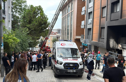 Küçükçekmece'de 5 katlı binada çıkan yangında 1 kişi öldü