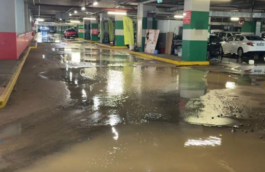 Su borusu patladı: AVM otoparkını su bastı