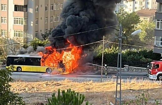 Ümraniye'de seyir halindeki İETT otobüsü yandı