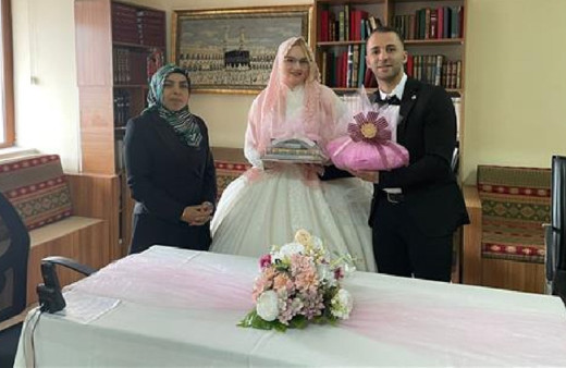 Üç yıl önce evlenen Hollandalı kadın eşinin memleketinde Müslüman oldu