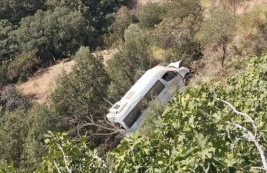 Aydın'da içinde öğrencilerin de olduğu okul servisi uçuruma yuvarlandı: 4'ü öğrenci 5 kişi yaralı