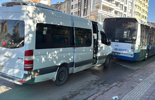 Elazığ'da minübüs faciası! Belediye otobüsüne çarpan araçta 8 kişi yaralandı