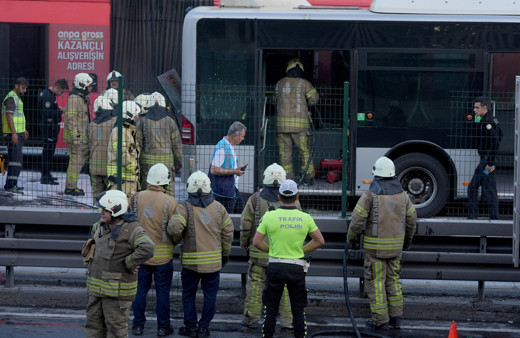 Metrobüste yangın çıktı! Seferler aksadı