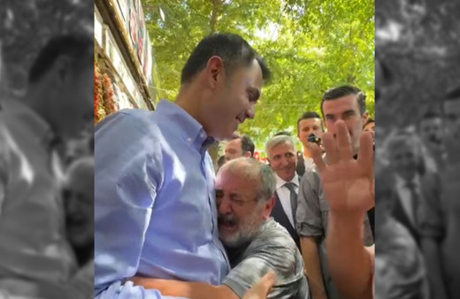 Murat Kurum ile depremzede vatandaş arasında duygusal anlar