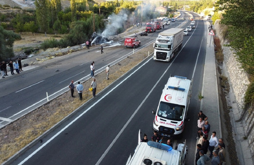 Malatya'da facia! Otobüse çarptıktan sonra duvara vuran tır yandı