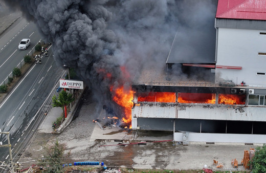 Alışveriş merkezi alev alev yanıyor! Göz gözü görmüyor, durum çok fena