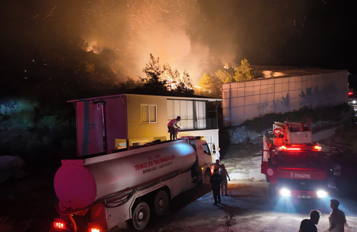 Alanya'da ormanlık alanda çıkan yangın mahalleye sıçradı