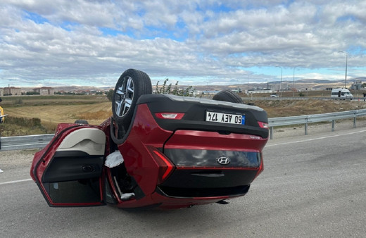 Çorum'da otomobil ile hafif ticari araç çarpıştı: 3 kişi yaralı...