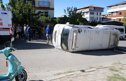 Denizli'de minibüs ile otomobil çarpıştı: Anne ve 2 çocuğu yaralı