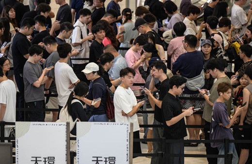 Dünyada iPhone 17 çılgınlığı! Apple mağazasındaki kuyruğa bakın