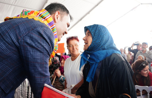 Sındırgılı köylüler kendi evlerinin temelini Bakan Kurum ile birlikte attı