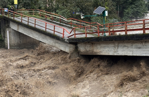Rize'de sağanak alarmı! Köprü çöktü, Ayder Yaylası'nın yolu kapandı