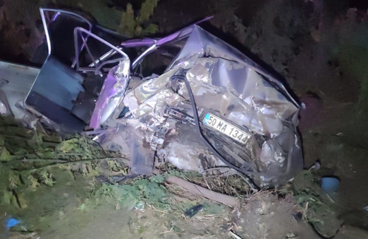 İzmir'de kamyonet ile otomobil çarpıştı: 1 ölü 8 yaralı