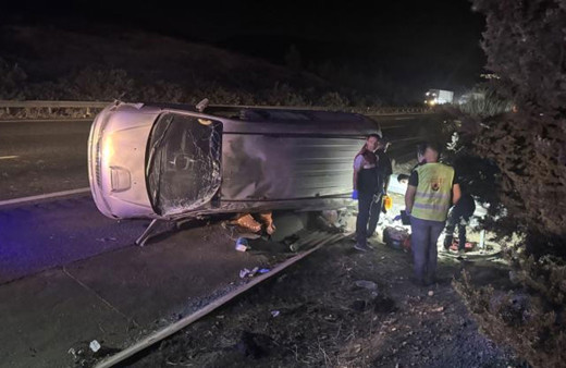 Gaziantep'te kamyonet devrildi: 2 ölü, 8 yaralı