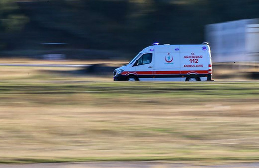 Minibüs ile otomobil çarpıştı! Feci kazada ölü ve çok sayıda yaralı var