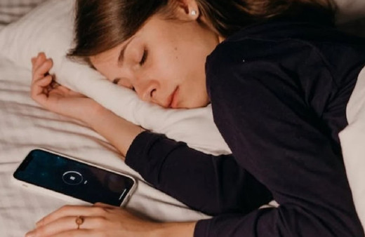 Telefon yastık altında uyuyorsanız dikkat! Hiç masum değilmiş...