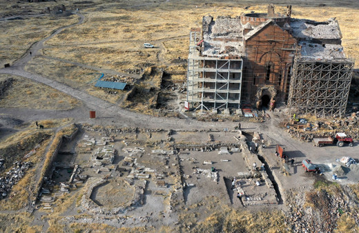 Kars'ta Sultan Alparslan'ın ilk cuma namazı kıldığı yerdeki kazı çalışmalarında bulundu