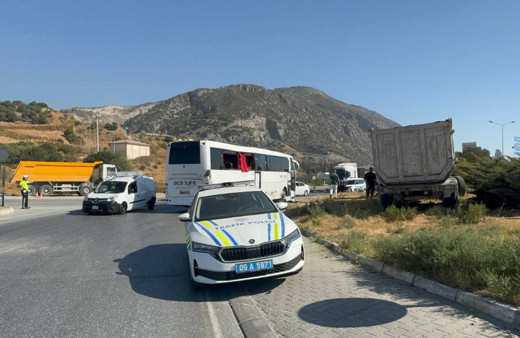 Aydın'da korkunç kaza! Kamyonun çarptığı gezi otobüsünde 6 kişi yaralandı