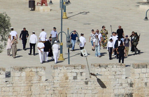 Fanatik Yahudilerden Mescid-i Aksa'ya polis eşliğinde baskın