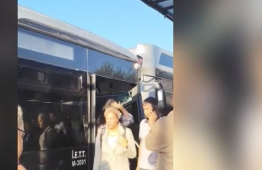 Kadıköy'de iki metrobüs çarpıştı!