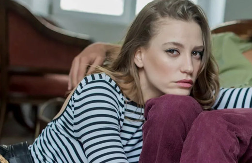 Serenay Sarıkaya'nın terliklerinin fiyatı dudak uçuklattı!