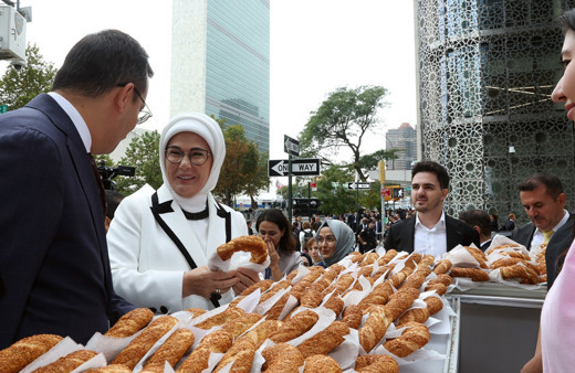 Emine Erdoğan, Türkevi'nin yakınına kurulan simit standını ziyaret etti