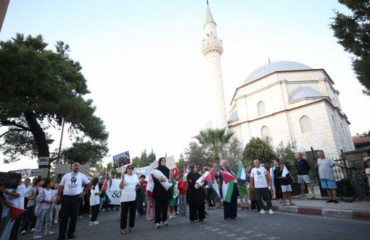 Gökçeada’da binlerce kişi Filistin için yürüdü
