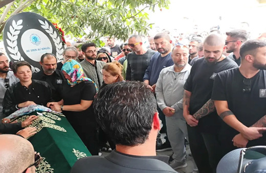 Güllü'nün cenazesinde kızı Tuyan ve eski eşi perişan oldu! Tuyan ölüme tanık olmuştu