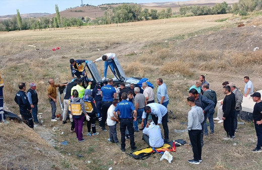 Çorum'da düğün konvoyunda trafik kazası: 2 kişi yaralandı