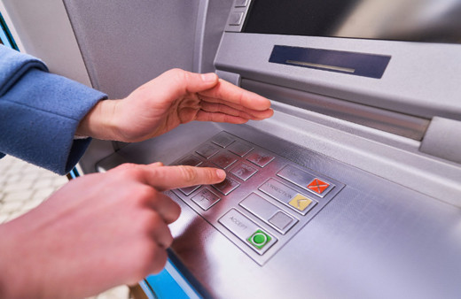 ATM'de o tuşa basmayı unutunca binlerce lirası başkasının eline geçti!