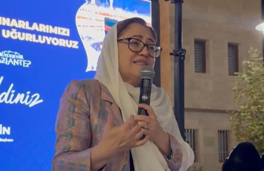 Fatma Şahin evlilikte 41 yılını dolduran çiftleri umreye uğurladı!