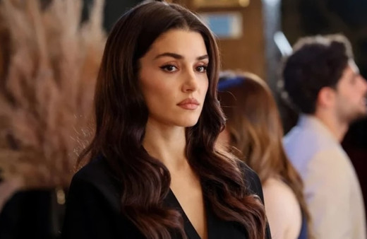 Hande Erçel'e bir kötü haber daha! Dizisi reytinglerde çakıldı...