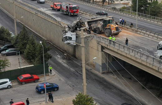 İzmir'de yoldan çıkan tır viyadükte böyle asılı aldı