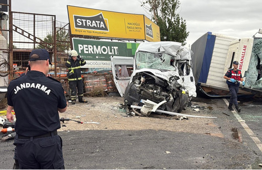 İşçi servisiyle kamyon çarpıştı! Feci kazada çok sayıda ölü ve yaralı var
