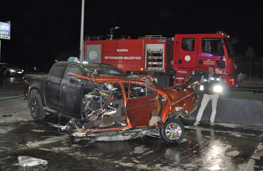 Manisa'da kamyonet ile çarpışan otomobil ikiye bölündü: 5 ölü 6 yaralı