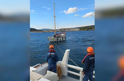 Çanakkale'de Boğaza sürüklenen teknedeki 2 kişi kurtarıldı